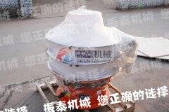 安徽阜陽(yáng)800型聚丙烯塑料振動(dòng)篩已發(fā)貨，請鄭經(jīng)理注意查收！